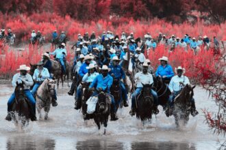 Cabalgantes recorren una ruta tradicional en Chihuahua durante la Gran Cabalgata Villista, evento cultural que iniciará en Ciudad Juárez en 2026.