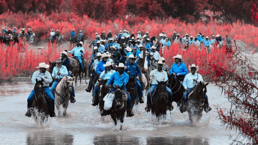 Cabalgantes recorren una ruta tradicional en Chihuahua durante la Gran Cabalgata Villista, evento cultural que iniciará en Ciudad Juárez en 2026.