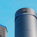 Trabajadores y robots colaborativos operan en la planta Factory Zero de General Motors en Detroit, donde la empresa implementa automatización mientras reduce su plantilla laboral.