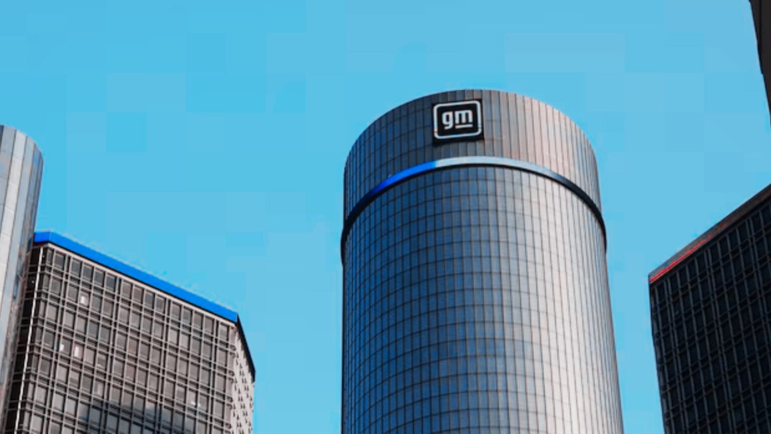 Trabajadores y robots colaborativos operan en la planta Factory Zero de General Motors en Detroit, donde la empresa implementa automatización mientras reduce su plantilla laboral.