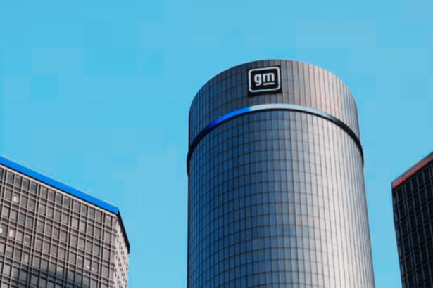 Trabajadores y robots colaborativos operan en la planta Factory Zero de General Motors en Detroit, donde la empresa implementa automatización mientras reduce su plantilla laboral.