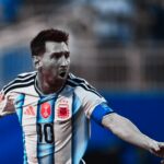 Lionel Messi celebra tras marcar un doblete con la selección argentina en un partido de Mundial, convirtiéndose en el máximo goleador histórico con 18 goles.