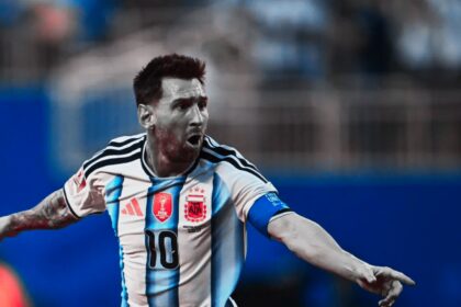 Lionel Messi celebra tras marcar un doblete con la selección argentina en un partido de Mundial, convirtiéndose en el máximo goleador histórico con 18 goles.