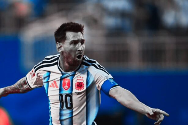 Lionel Messi celebra tras marcar un doblete con la selección argentina en un partido de Mundial, convirtiéndose en el máximo goleador histórico con 18 goles.