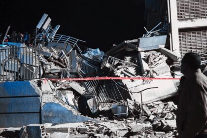 Rescatistas y voluntarios trabajan entre los escombros de edificios colapsados en La Guaira, Venezuela, tras el doble terremoto que dejó cientos de muertos y miles de heridos.