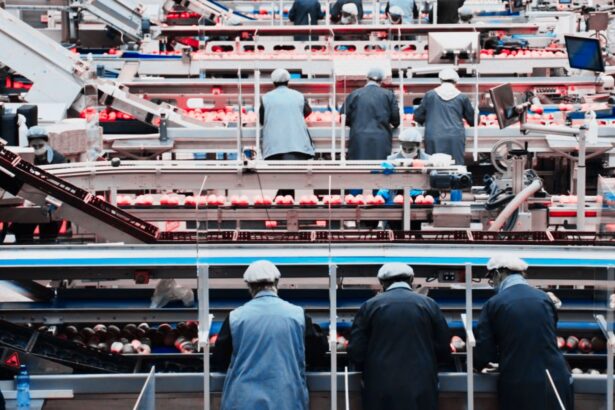 Trabajadores en una planta industrial de Ciudad Juárez, Chihuahua, representando el comportamiento del empleo formal y la pérdida de plazas laborales durante mayo de 2026.