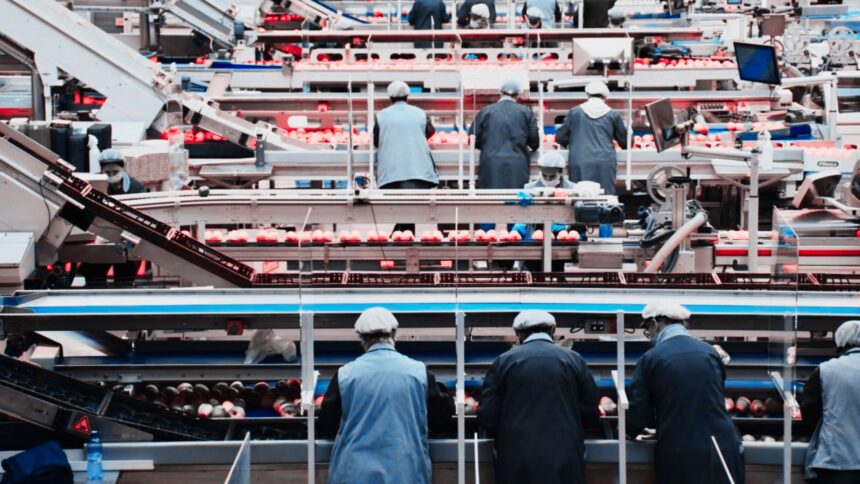 Trabajadores en una planta industrial de Ciudad Juárez, Chihuahua, representando el comportamiento del empleo formal y la pérdida de plazas laborales durante mayo de 2026.