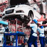 Trabajadores ensamblan autopartes en una planta industrial de Chihuahua, donde el sector proyecta ventas cercanas a los 10 mil millones de dólares en 2026.