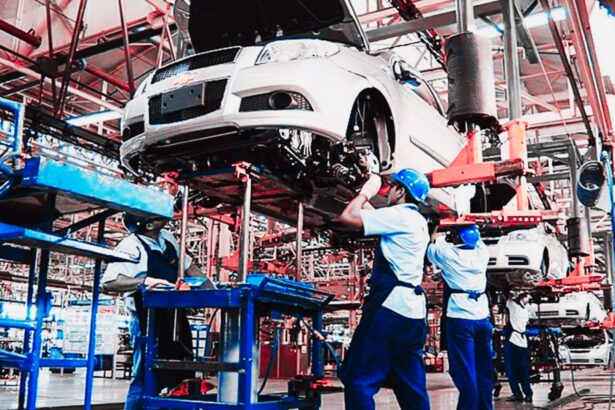 Trabajadores ensamblan autopartes en una planta industrial de Chihuahua, donde el sector proyecta ventas cercanas a los 10 mil millones de dólares en 2026.