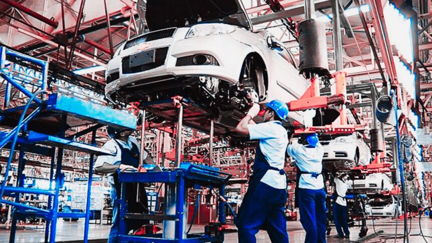Trabajadores ensamblan autopartes en una planta industrial de Chihuahua, donde el sector proyecta ventas cercanas a los 10 mil millones de dólares en 2026.