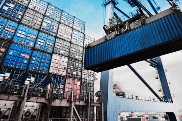Contenedores de exportación en un puerto comercial, mientras México negocia con Estados Unidos la exclusión de aranceles para productos protegidos por el T-MEC.