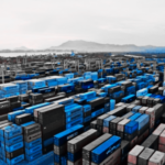 Contenedores de carga en un puerto comercial, representando las exportaciones mexicanas protegidas por el T-MEC ante los nuevos aranceles impuestos por Estados Unidos.