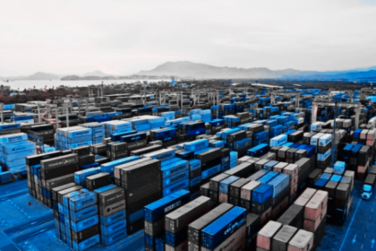Contenedores de carga en un puerto comercial, representando las exportaciones mexicanas protegidas por el T-MEC ante los nuevos aranceles impuestos por Estados Unidos.
