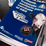 Productores pecuarios reciben kits preventivos para la detección y reporte del Gusano Barrenador del Ganado durante la estrategia de vigilancia sanitaria de la Secretaría de Desarrollo Rural.