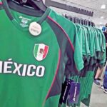Aficionados observan y compran camisetas de la Selección Mexicana en una tienda deportiva de El Paso durante el Mundial 2026.