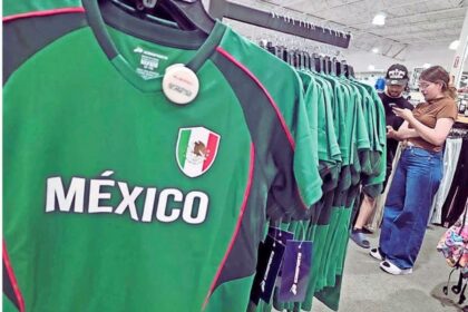Aficionados observan y compran camisetas de la Selección Mexicana en una tienda deportiva de El Paso durante el Mundial 2026.