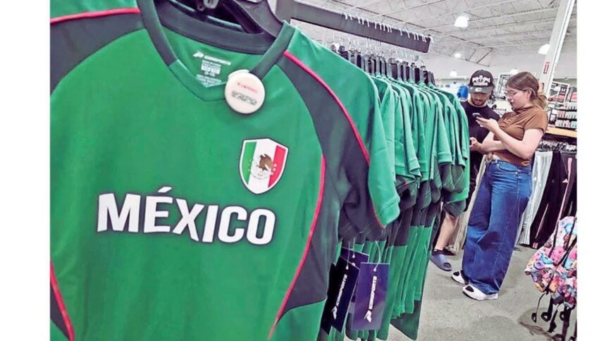 Aficionados observan y compran camisetas de la Selección Mexicana en una tienda deportiva de El Paso durante el Mundial 2026.