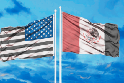 Trabajadores ensamblan equipos tecnológicos en una planta mexicana dedicada a la fabricación de hardware para inteligencia artificial destinado al mercado estadounidense.