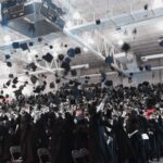 Estudiantes del Conalep Chihuahua durante la ceremonia de graduación de la generación 2023-2026, acompañados por autoridades educativas y familiares.