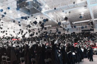 Estudiantes del Conalep Chihuahua durante la ceremonia de graduación de la generación 2023-2026, acompañados por autoridades educativas y familiares.