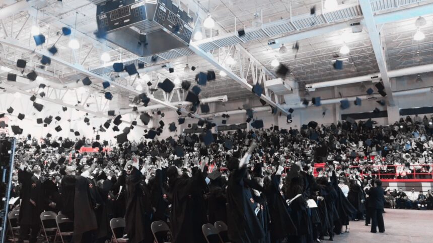 Estudiantes del Conalep Chihuahua durante la ceremonia de graduación de la generación 2023-2026, acompañados por autoridades educativas y familiares.