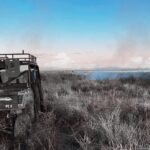 Personal de la Coordinación Estatal de Protección Civil realiza labores de liquidación de un incendio de pastizal en Rancho El Diamante con apoyo de vehículos todo terreno y brigadistas.