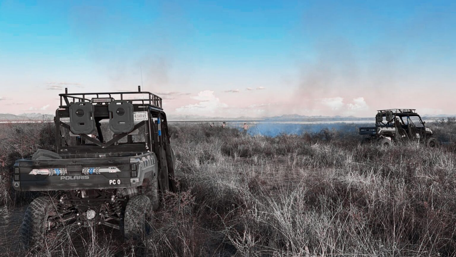 Personal de la Coordinación Estatal de Protección Civil realiza labores de liquidación de un incendio de pastizal en Rancho El Diamante con apoyo de vehículos todo terreno y brigadistas.