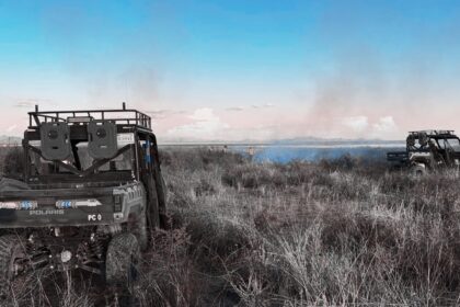 Personal de la Coordinación Estatal de Protección Civil realiza labores de liquidación de un incendio de pastizal en Rancho El Diamante con apoyo de vehículos todo terreno y brigadistas.