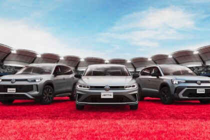 Volkswagen anuncia una reducción de hasta la mitad de sus modelos para disminuir costos y competir con fabricantes chinos de vehículos eléctricos.
