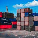 Tráileres de carga cruzan por un puente internacional entre Ciudad Juárez y Estados Unidos, impulsando el crecimiento de las exportaciones terrestres durante mayo.
