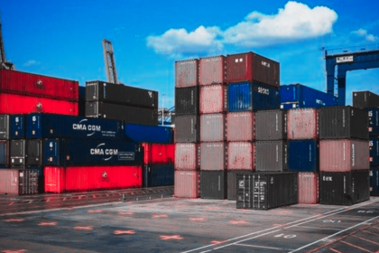 Tráileres de carga cruzan por un puente internacional entre Ciudad Juárez y Estados Unidos, impulsando el crecimiento de las exportaciones terrestres durante mayo.