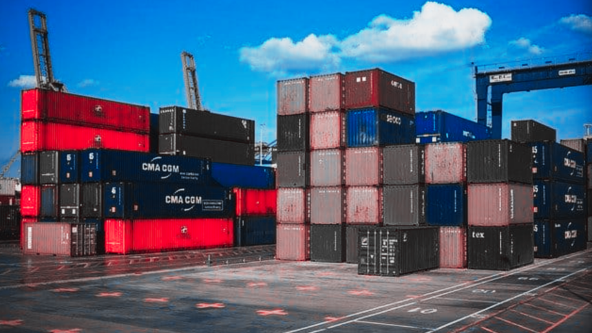 Tráileres de carga cruzan por un puente internacional entre Ciudad Juárez y Estados Unidos, impulsando el crecimiento de las exportaciones terrestres durante mayo.