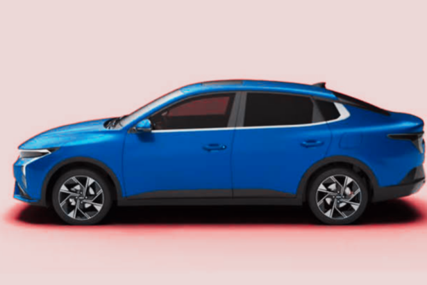 Vehículos nuevos exhibidos en una agencia automotriz de Chihuahua, estado que registró un crecimiento de 4.3% en la venta de autos durante el primer semestre de 2026.