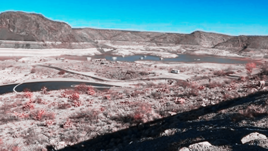 Vista de la Presa Elephant Butte con un nivel de agua históricamente bajo debido a la sequía en Nuevo México.