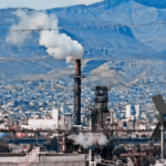 Vista de la refinería de Marathon Petroleum en El Paso, Texas, mientras continúa el proceso para renovar su permiso de emisiones al aire.