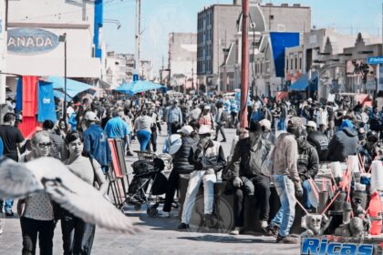 Infografía sobre la población y regionalización del estado de Chihuahua, destacando la importancia de Ciudad Juárez dentro del crecimiento demográfico, la distribución por edades y la organización regional.
