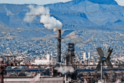 Vista de la refinería de Marathon Petroleum en El Paso, Texas, mientras continúa el proceso para renovar su permiso de emisiones al aire.