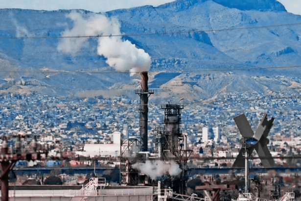 Vista de la refinería de Marathon Petroleum en El Paso, Texas, mientras continúa el proceso para renovar su permiso de emisiones al aire.