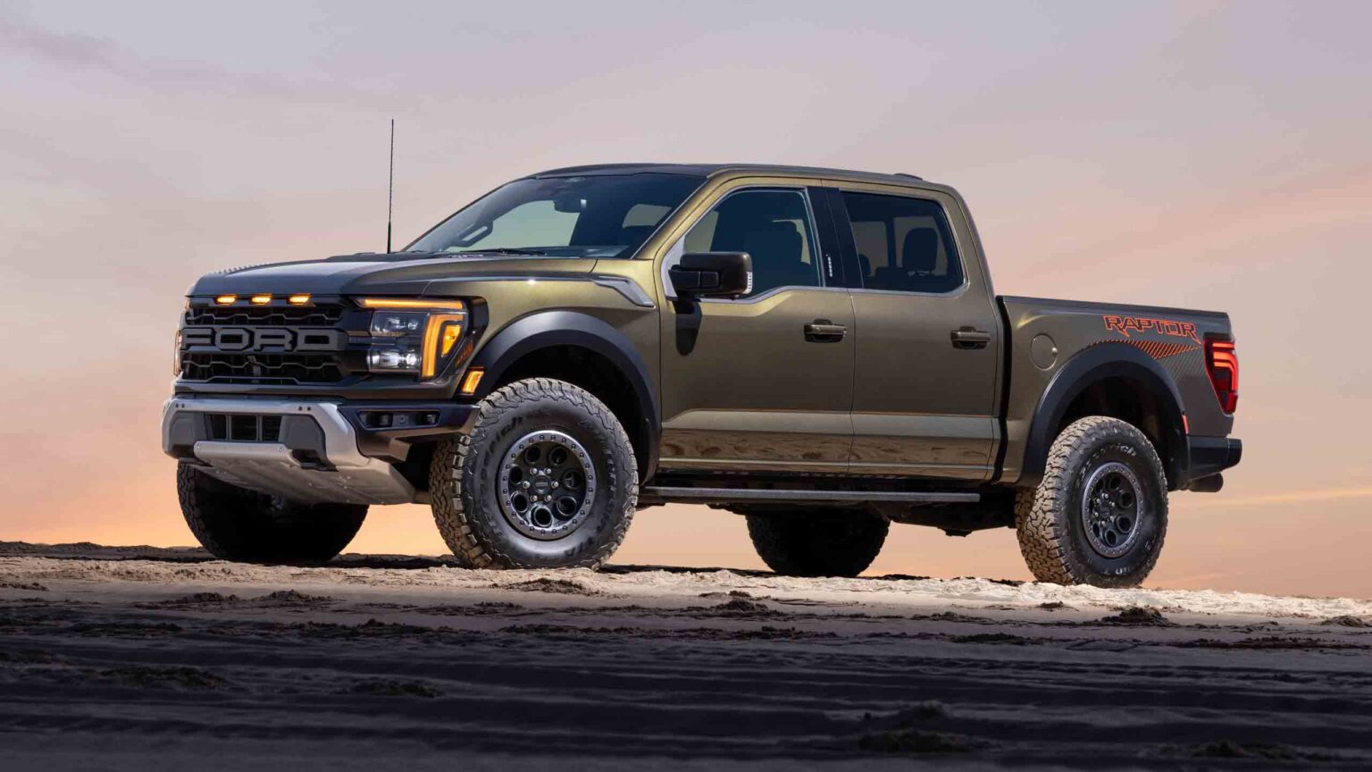 Línea de producción de vehículos Ford en una planta de ensamblaje, en el contexto de la renegociación del T-MEC y el debate sobre las importaciones automotrices.