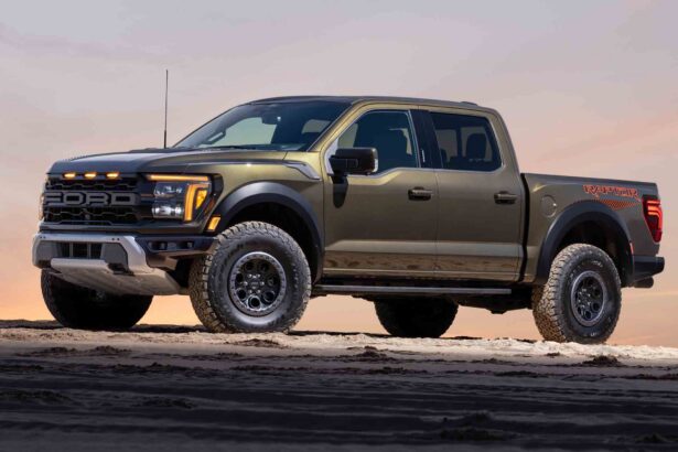 Línea de producción de vehículos Ford en una planta de ensamblaje, en el contexto de la renegociación del T-MEC y el debate sobre las importaciones automotrices.