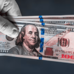 Billetes de dólares junto a pesos mexicanos representan el incremento de las remesas recibidas en Chihuahua durante el primer semestre del año.