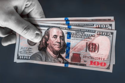Billetes de dólares junto a pesos mexicanos representan el incremento de las remesas recibidas en Chihuahua durante el primer semestre del año.