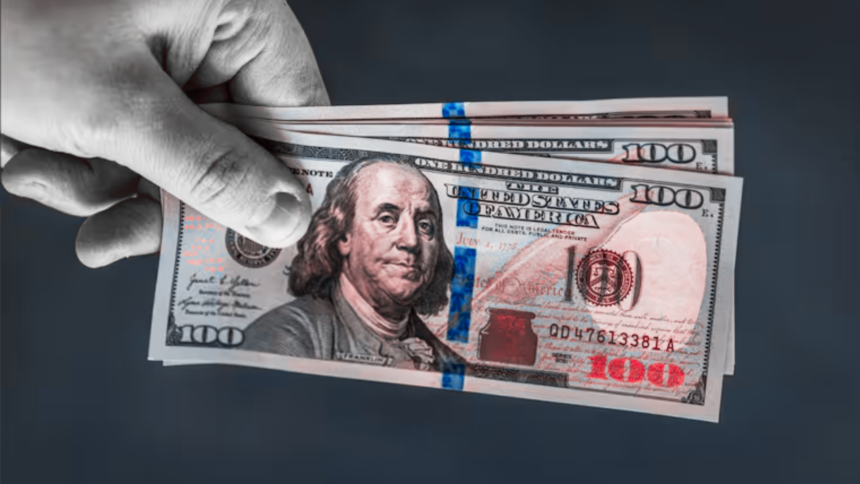 Billetes de dólares junto a pesos mexicanos representan el incremento de las remesas recibidas en Chihuahua durante el primer semestre del año.
