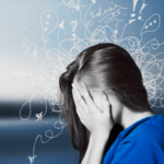 Una persona sentada en un lugar tranquilo practica ejercicios de respiración profunda para recuperar la calma durante un episodio de ansiedad.