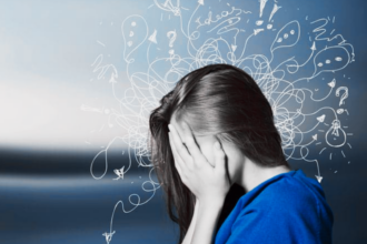 Una persona sentada en un lugar tranquilo practica ejercicios de respiración profunda para recuperar la calma durante un episodio de ansiedad.
