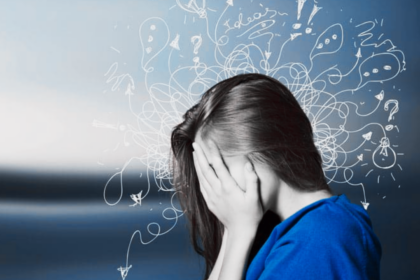 Una persona sentada en un lugar tranquilo practica ejercicios de respiración profunda para recuperar la calma durante un episodio de ansiedad.