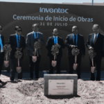 Trabajadores y directivos participan en la colocación de la primera piedra de la nueva planta de Inventec en Ciudad Juárez, proyecto de 450 millones de dólares que generará 6,000 empleos.