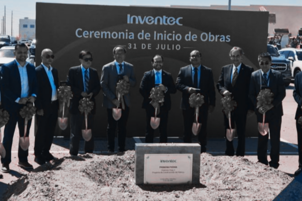 Trabajadores y directivos participan en la colocación de la primera piedra de la nueva planta de Inventec en Ciudad Juárez, proyecto de 450 millones de dólares que generará 6,000 empleos.