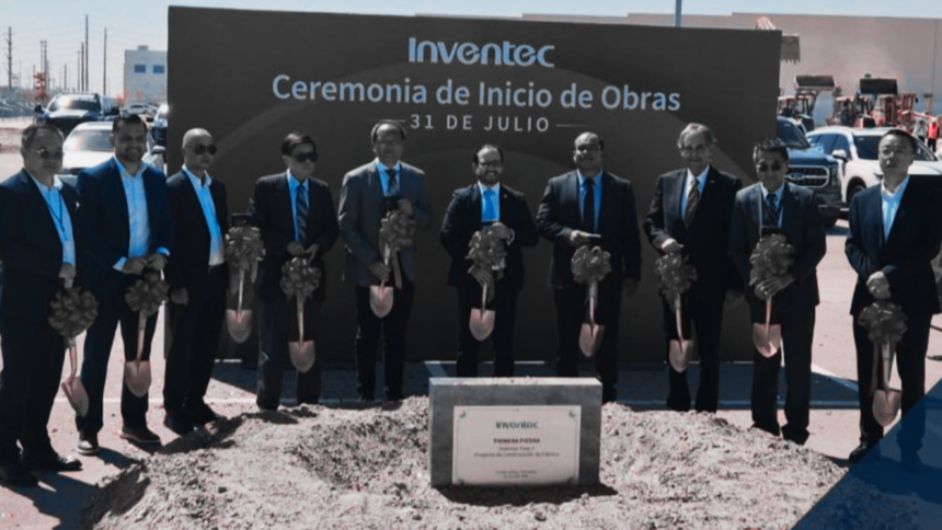 Trabajadores y directivos participan en la colocación de la primera piedra de la nueva planta de Inventec en Ciudad Juárez, proyecto de 450 millones de dólares que generará 6,000 empleos.