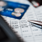 Una pareja revisa sus finanzas mientras consulta su historial crediticio, factor que expertos relacionan con la estabilidad de las relaciones sentimentales.